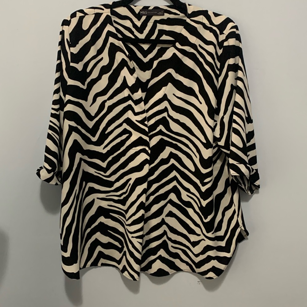 🌻  M&S collection black and white size 17 blouse